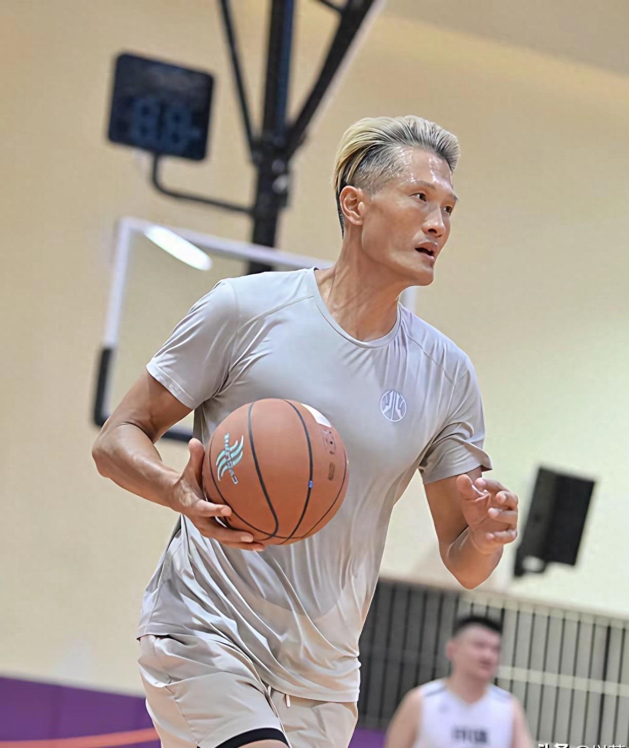 天天盈球-季乐：退役后竟然当交警，曾拿3次CBA总冠军，妻子是宏远啦啦队长