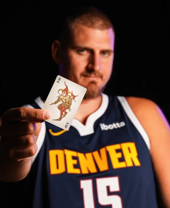 专家推荐-约基奇十连胜期间场均25.2分14.4板12.7助1.3断，命中率55%